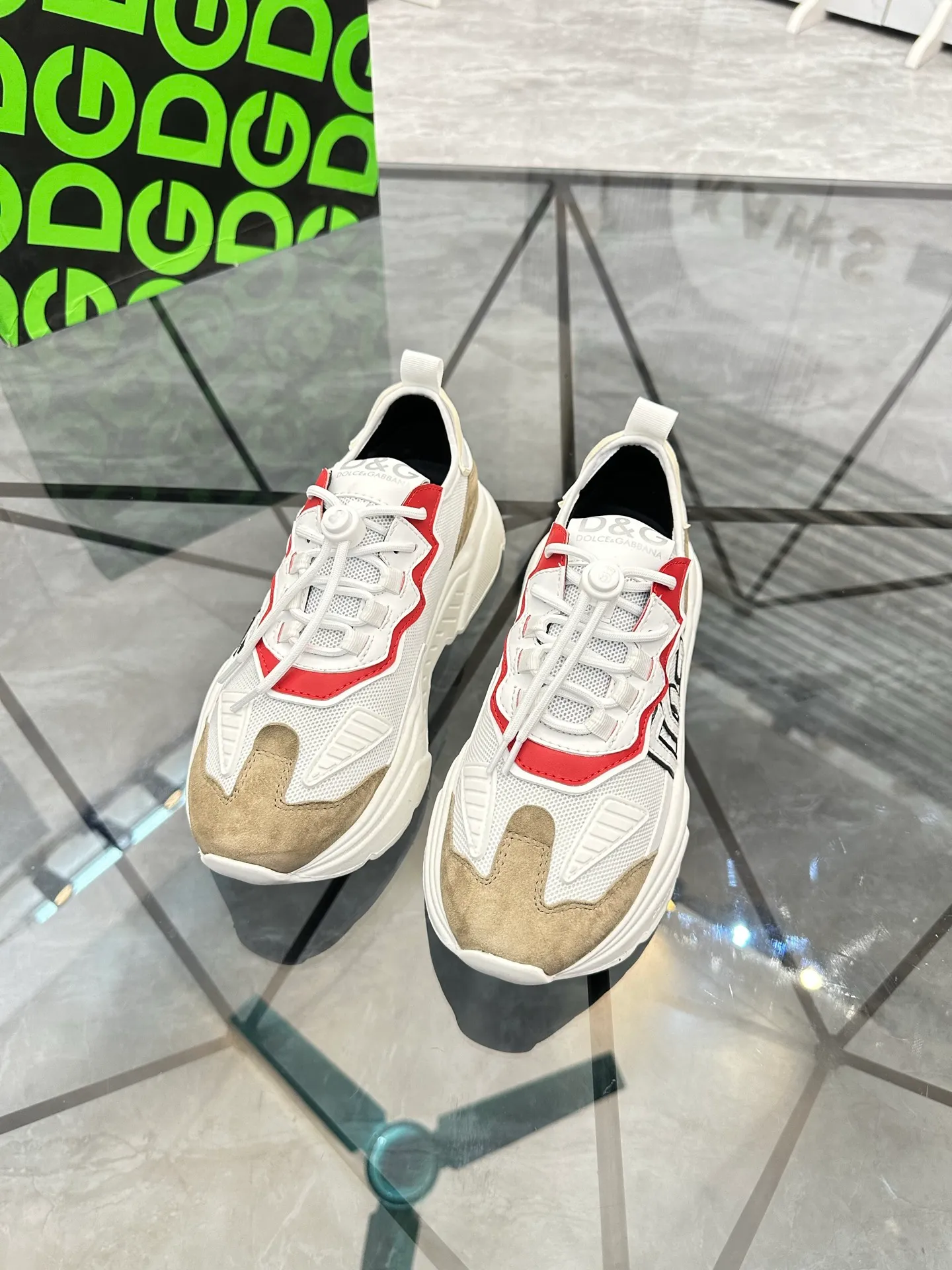Men's shoes: 💰P480¥ Product trademark: DG "Dolce & Gabbana" low-top casual shoes Regular size: 35-44 (45.46 can be customized) Couple style Product materials: Upper imported cowhide stitching original material, breathable lining, original outsole. Number: 803